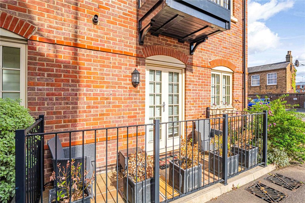 Additional image 10 of 2 bed flat for saleKings Road, Berkhamsted, Hertfordshire HP4