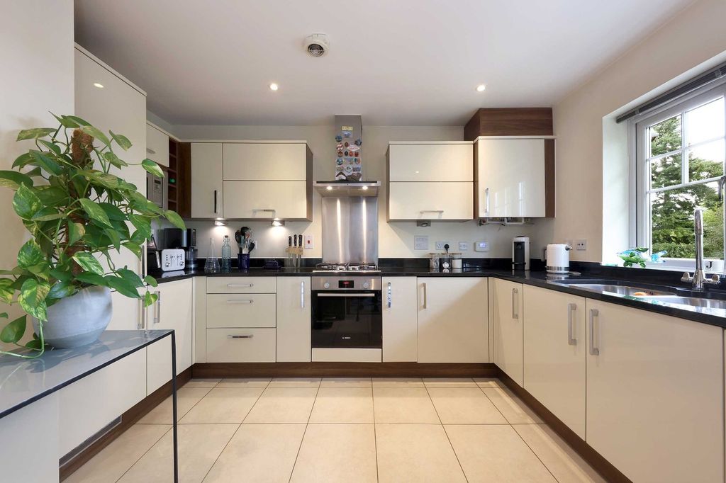 Additional image 2 of 2 bed flat for saleStation Road, Beaconsfield HP9