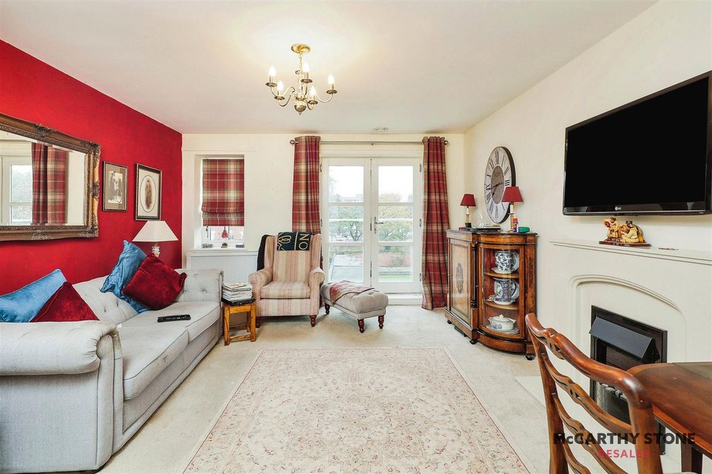 2 bed flat for saleSt Clements Court, South Street, Atherstone, Warwickshire CV9
