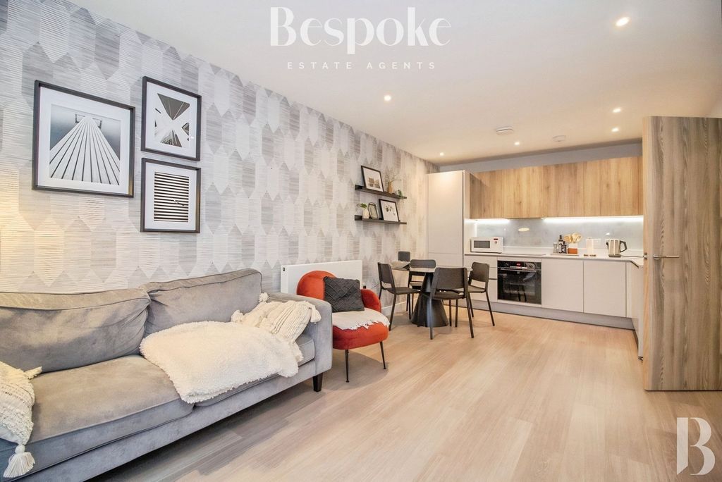 Additional image 5 of 2 bed flat for saleSunapee Road, Reading RG2