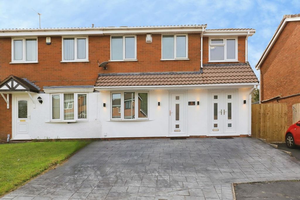 4 bed semi-detached house for saleSheaves Close, Bilston, West Midlands WV14