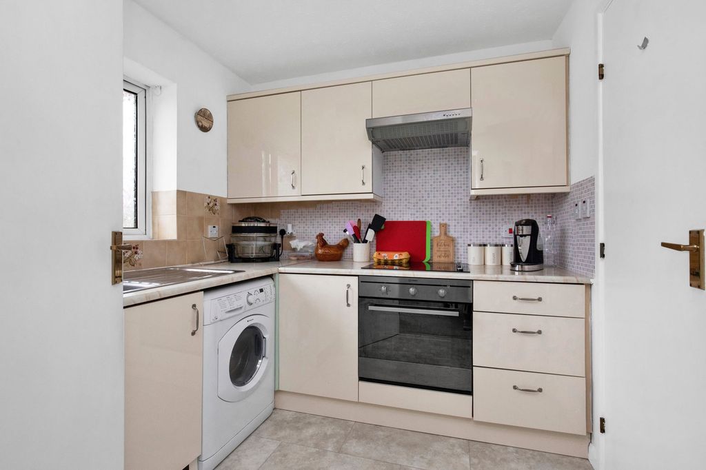 Additional image 8 of 2 bed flat for saleEllingham Close, Alresford SO24
