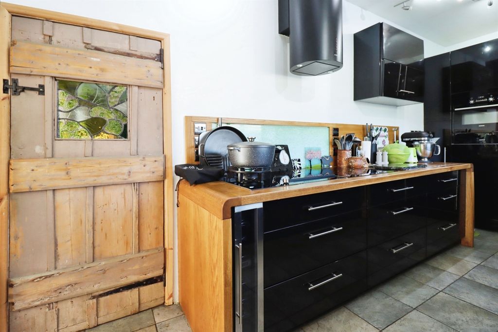 4 bed cottage for saleThe Plain, Hawkesbury Upton, Badminton GL9 photo 5