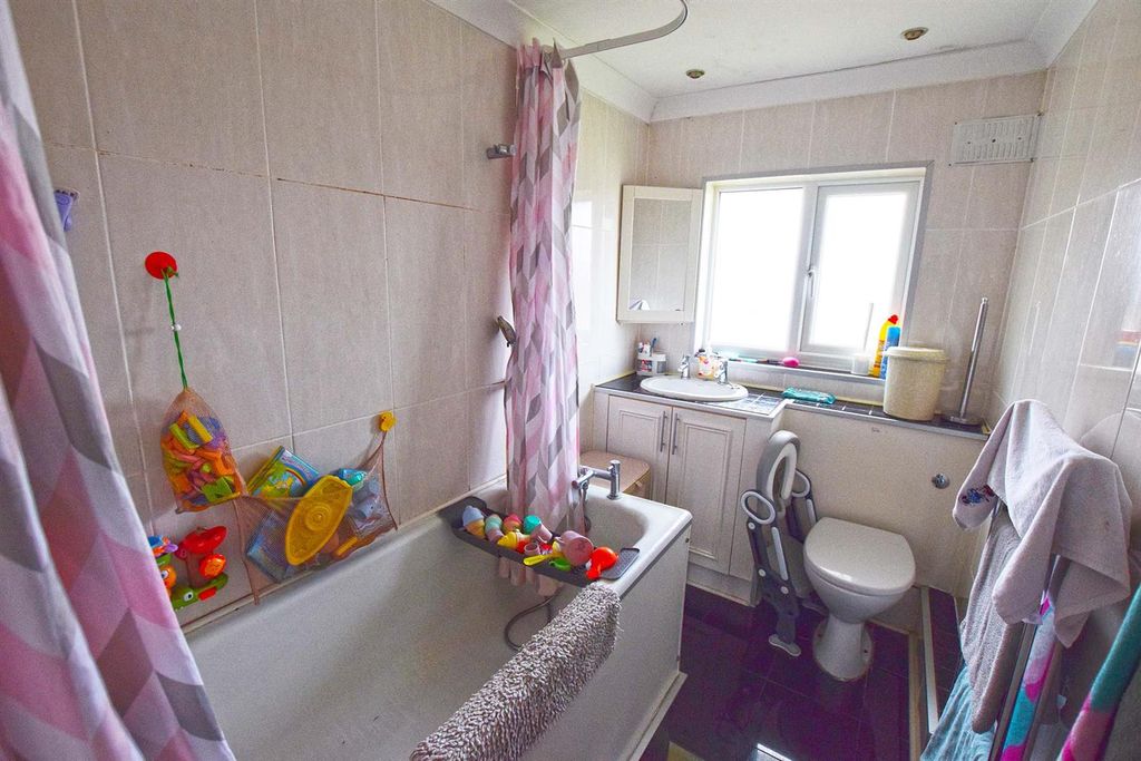 Additional image 8 of 2 bed flat for saleHuckleberry Close, Chatham ME5