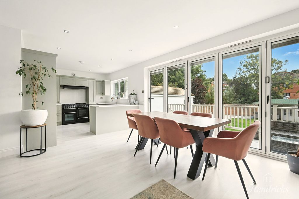4 bed detached house for saleThundersley Park Road, Benfleet, 1 SS7 photo 4