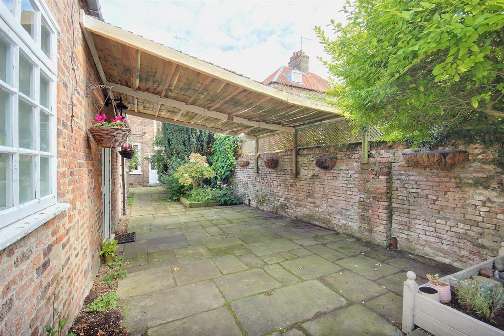 Additional image 17 of 4 bed terraced house for saleLairgate, Beverley HU17