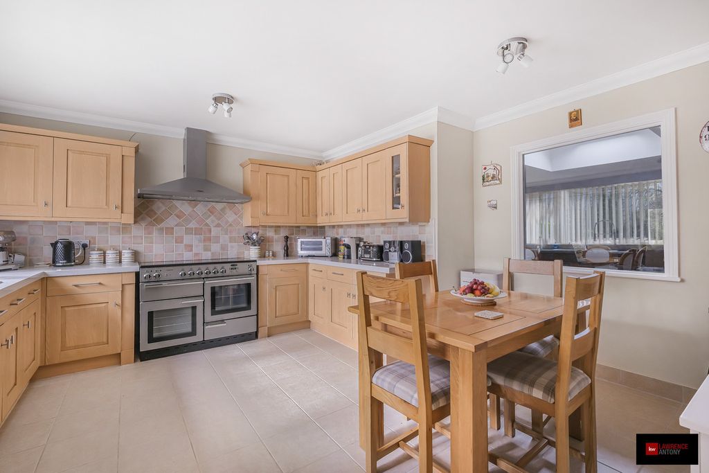 Additional image 3 of 5 bed detached house for saleLee Chapel Lane, Basildon SS16