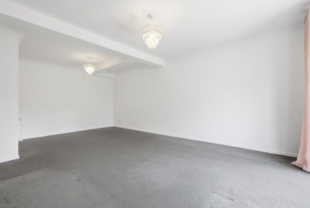 2 bed maisonette for saleCourtney Park Road, Langdon Hills SS16 photo 5