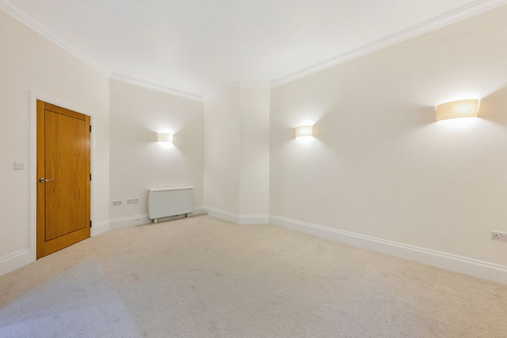 Additional image 6 of 2 bed flat for saleElizabeth Drive, Banstead SM7