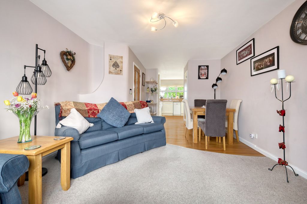 2 bed flat for saleCrouch Street, Noak Bridge, Basildon, Essex SS15 photo 4