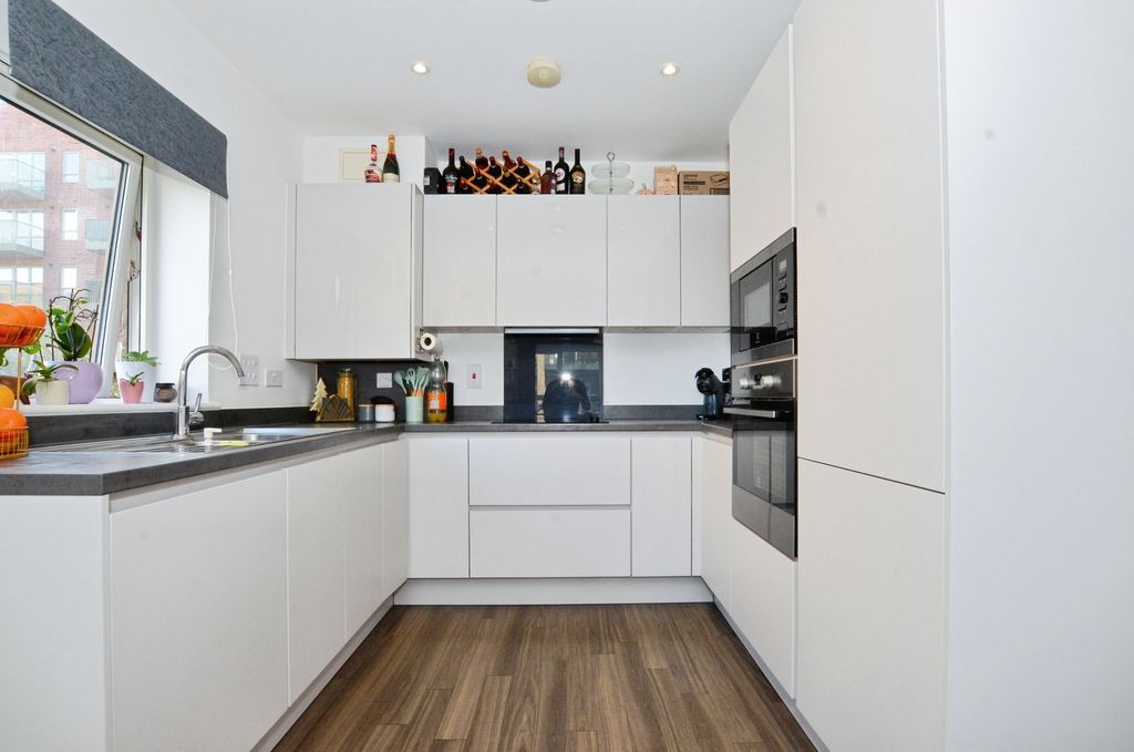 Additional image 5 of 2 bed flat for saleBucknall Place, Watford WD19