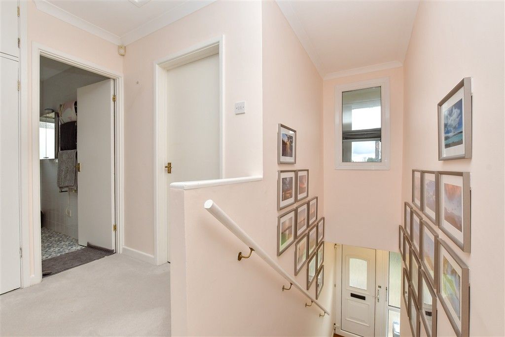 2 bed maisonette for saleCourtlands Crescent, Banstead, Surrey SM7 photo 5