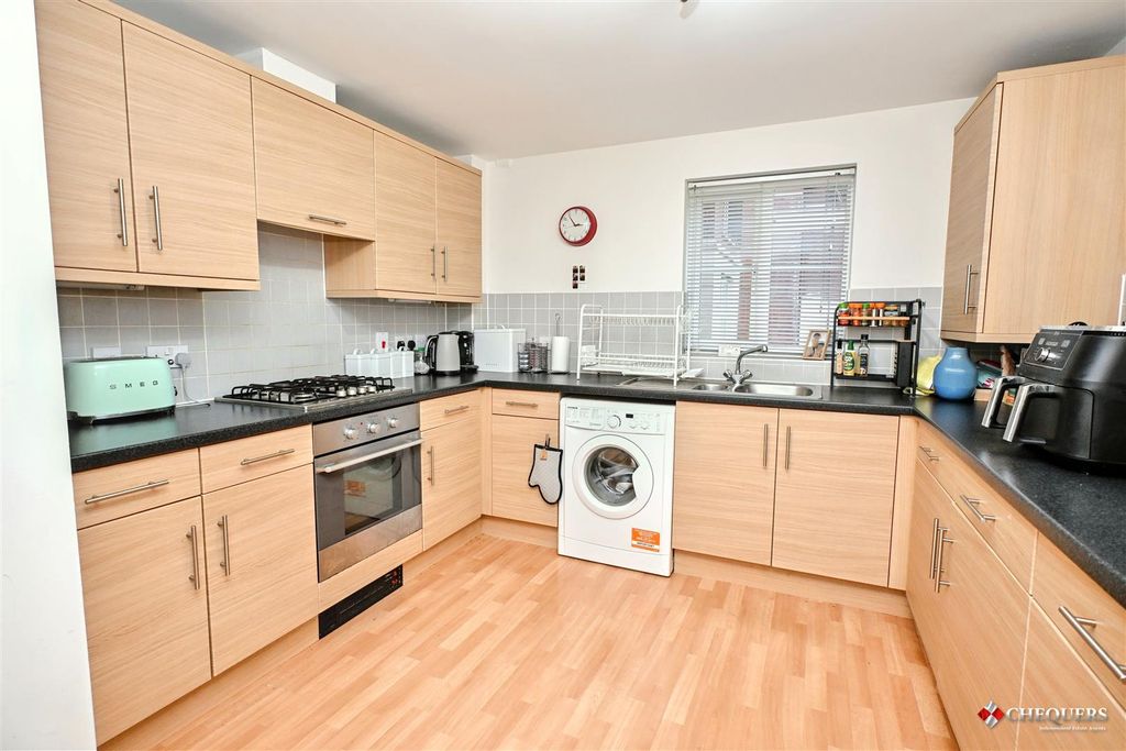 Additional image 5 of 2 bed flat for saleSherbourne Road, Basingstoke RG21