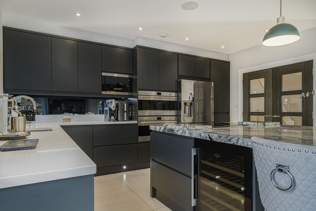 Additional image 28 of 4 bed semi-detached house for saleEdwin Close, Bexleyheath DA7
