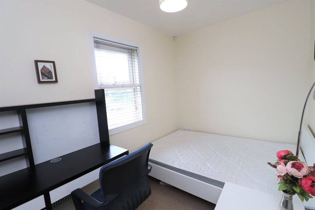 Additional image 5 of 2 bed flat for saleWhitehall Drive, Leeds, West Yorkshire LS12