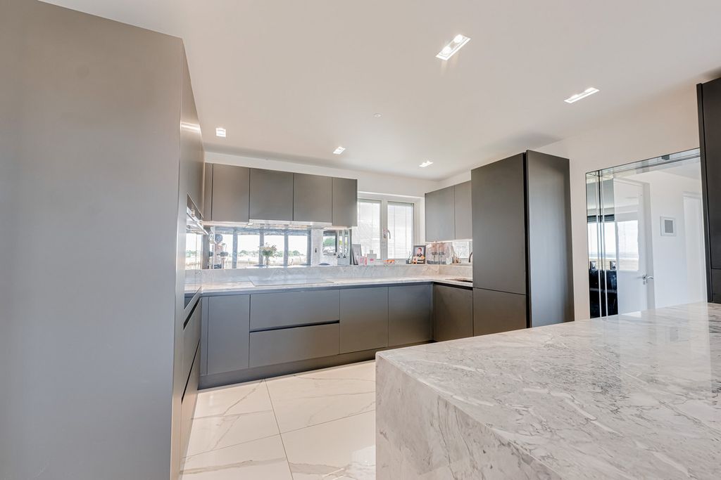 Additional image 11 of 5 bed detached house for saleHomestead Gardens, Hadleigh SS7