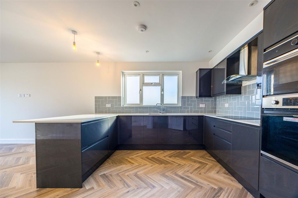 Additional image 9 of 2 bed flat for saleLondon Road, Hadleigh, Benfleet SS7