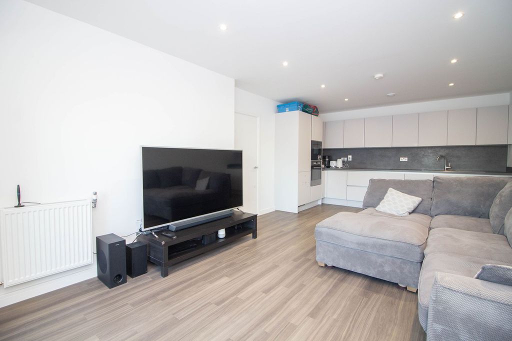 Additional image 5 of 2 bed flat for salePrestwick Road, South Oxhey, Watford WD19