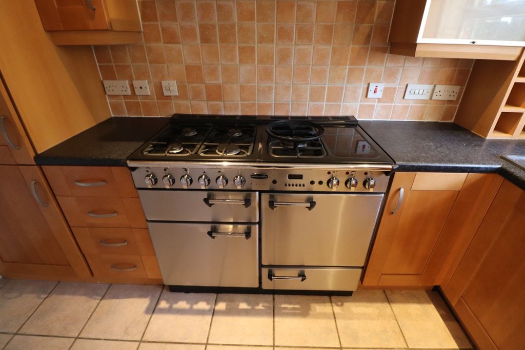 2 bed flat for saleShepherds Spring Lane, Andover SP10 photo 5