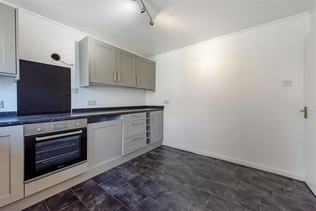 2 bed flat for saleThe Drove, Andover SP10 photo 3