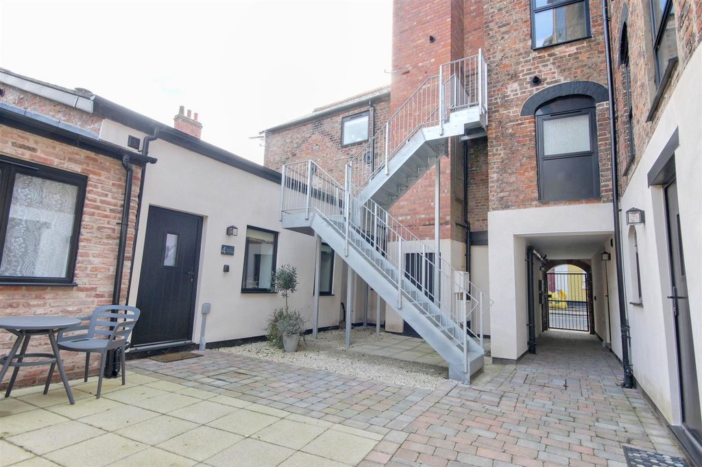 Additional image 7 of 2 bed flat for saleSaturday Market Place/Lairgate, Beverley HU17