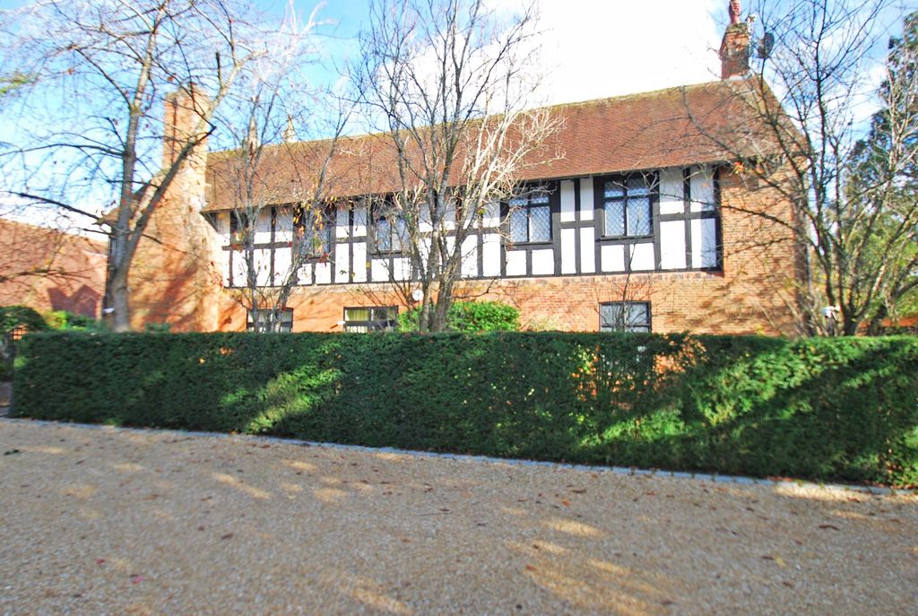 2 bed flat for saleThe Old Rectory, Windsor End, Beaconsfield HP9