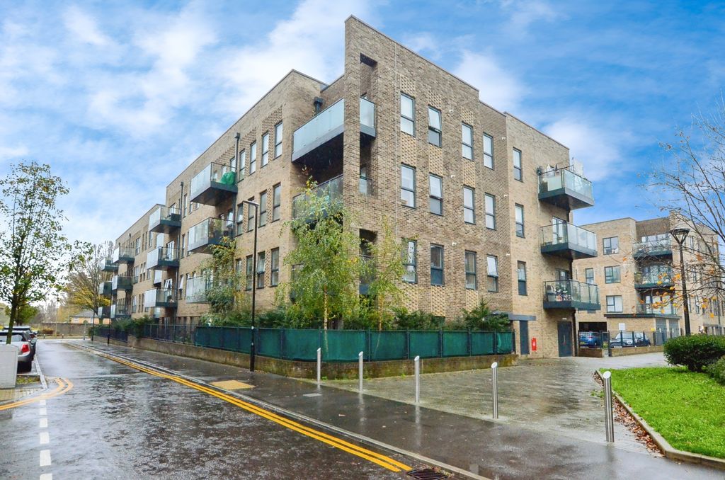Additional image 11 of 2 bed flat for saleBucknall Place, Watford WD19