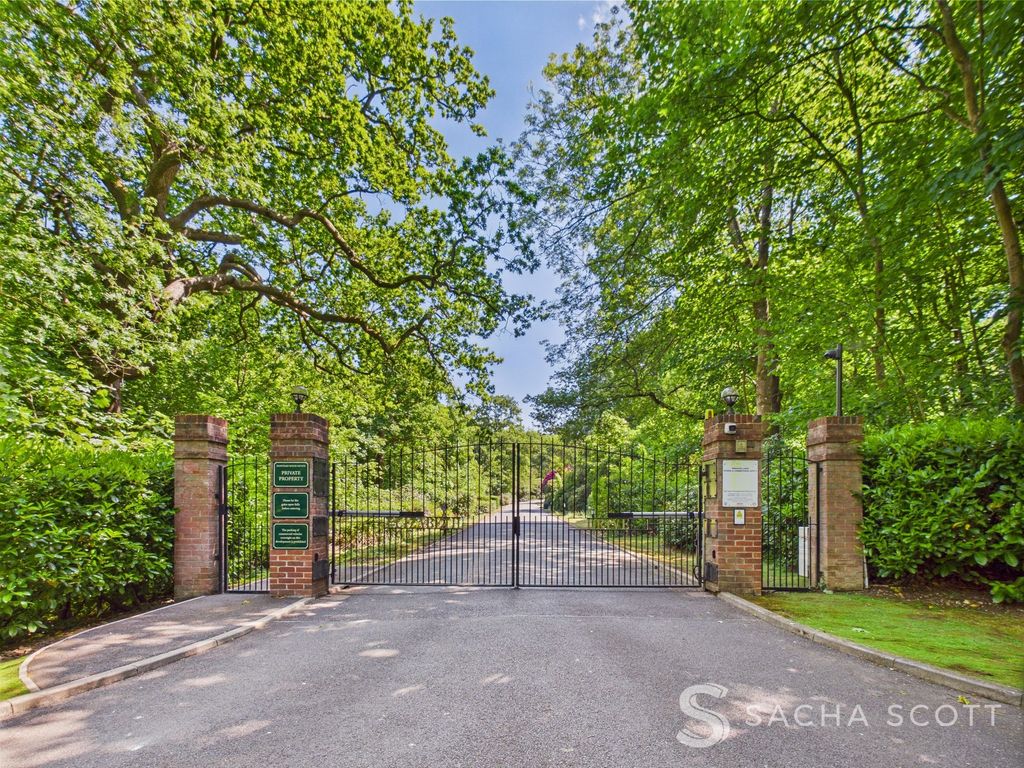 2 bed flat for saleElizabeth Drive, Elizabeth House Elizabeth Drive SM7