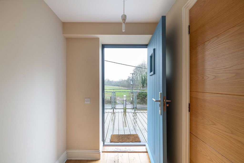 3 bed terraced house for saleWonham Lane, Betchworth RH3 photo 2