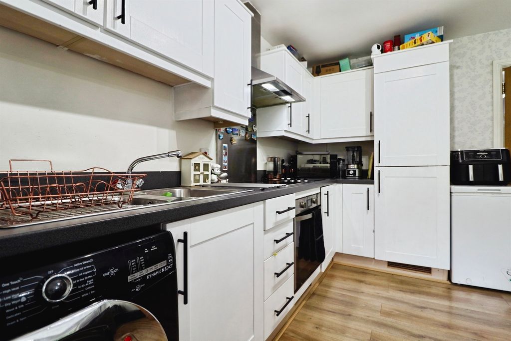 2 bed flat for saleWyncliffe Gardens, Cardiff CF23 photo 4