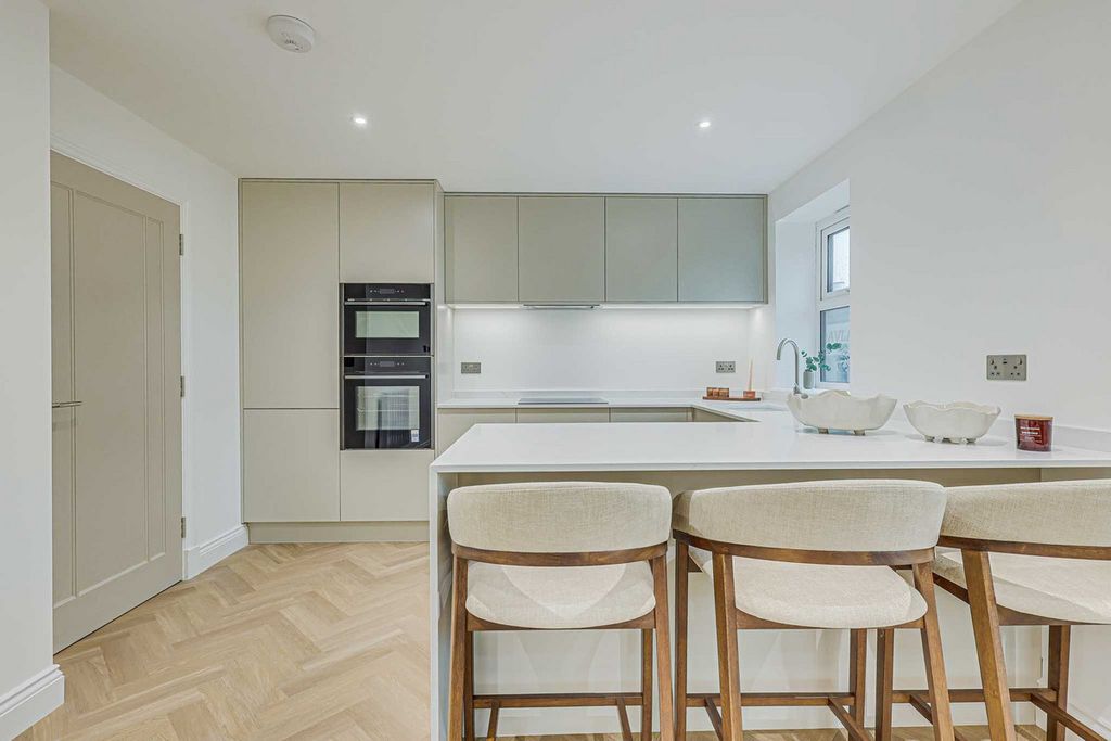 Additional image 9 of 2 bed flat for saleHall Crescent, Benfleet SS7