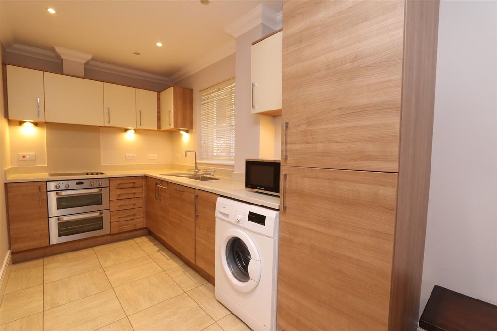 Additional image 6 of 2 bed flat for saleHigh Street, Billericay, Essex CM12