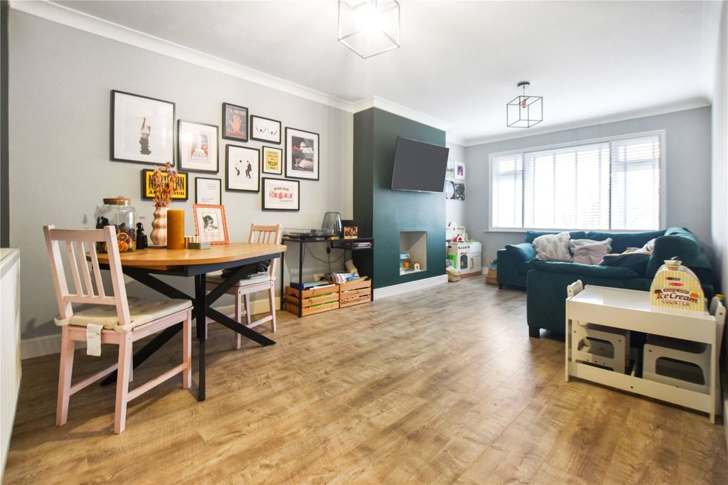 2 bed maisonette for saleRochester Drive, Bexley DA5 photo 3