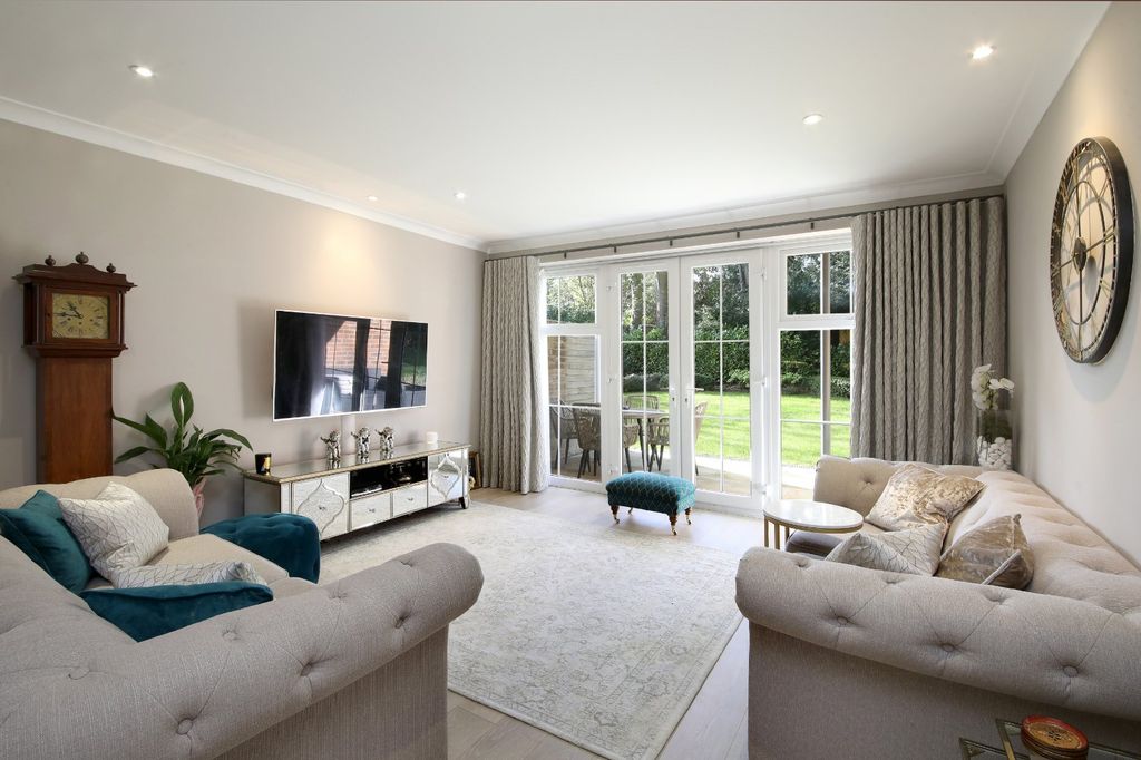 Additional image 3 of 2 bed flat for saleStation Road, Beaconsfield, Buckinghamshire HP9