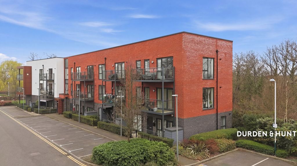 3 bed flat for saleWildcary Lane, Romford RM3