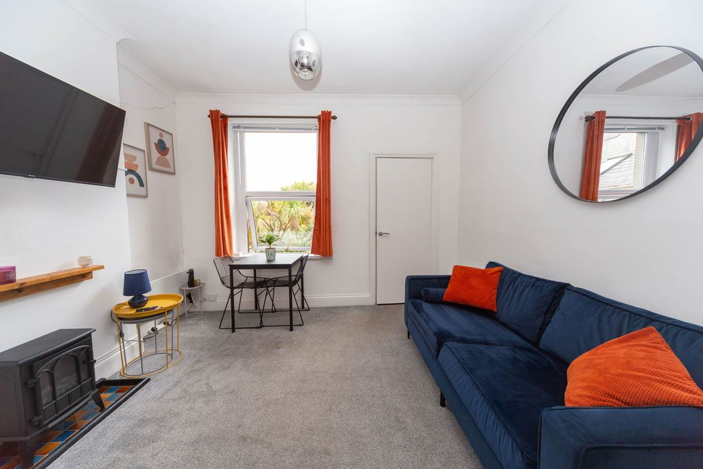 2 bed flat for saleConnaught Road, Roath, Cardiff CF24 photo 5