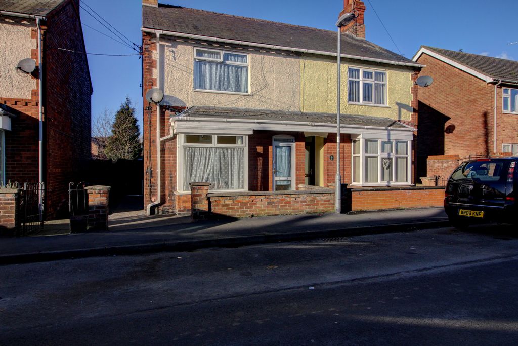 3 bed semi-detached house for saleSilver Street, Barnetby DN38