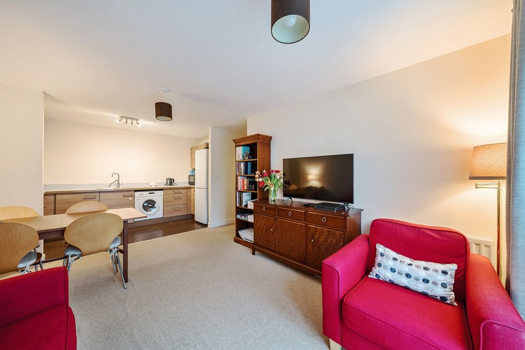 Additional image 3 of 2 bed flat for saleHigh Street, Berkhamsted HP4
