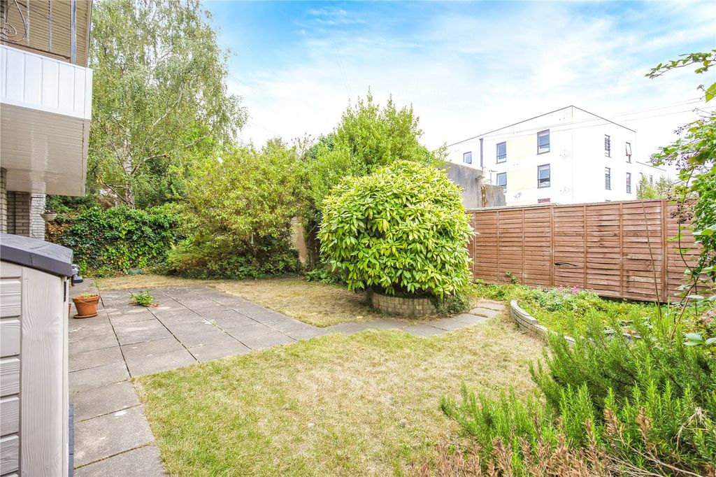 2 bed flat for saleCowper Court, Cowper Place, Roath, Cardiff CF24 photo 2