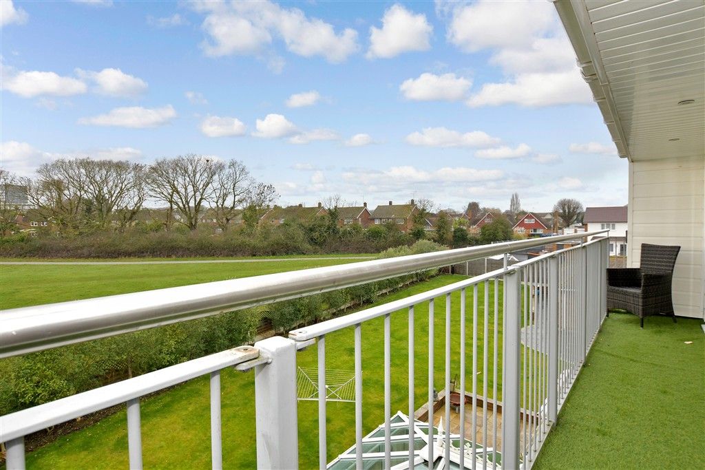 4 bed detached house for saleCurlew Crescent, Basildon, Essex SS16 photo 4