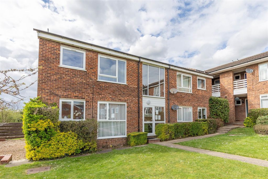 2 bed flat for saleChiltern Park Avenue, Berkhamsted HP4