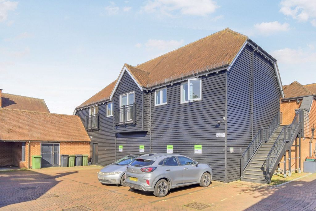 2 bed flat for saleHankins Court, Winchester, Hampshire SO24