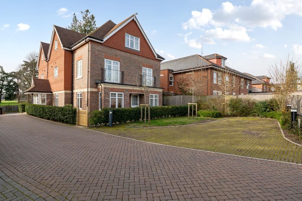 1 bed flat for saleBagshot, Surrey GU19