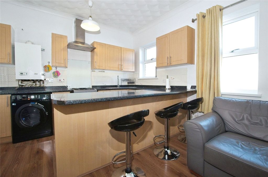 2 bed flat for saleCarlisle Street, Cardiff CF24 photo 3