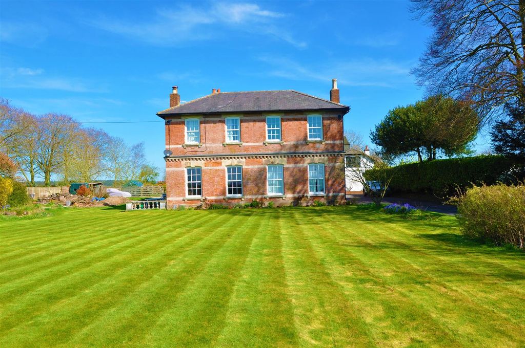 2 bed flat for saleWeyhill Road, Andover SP11