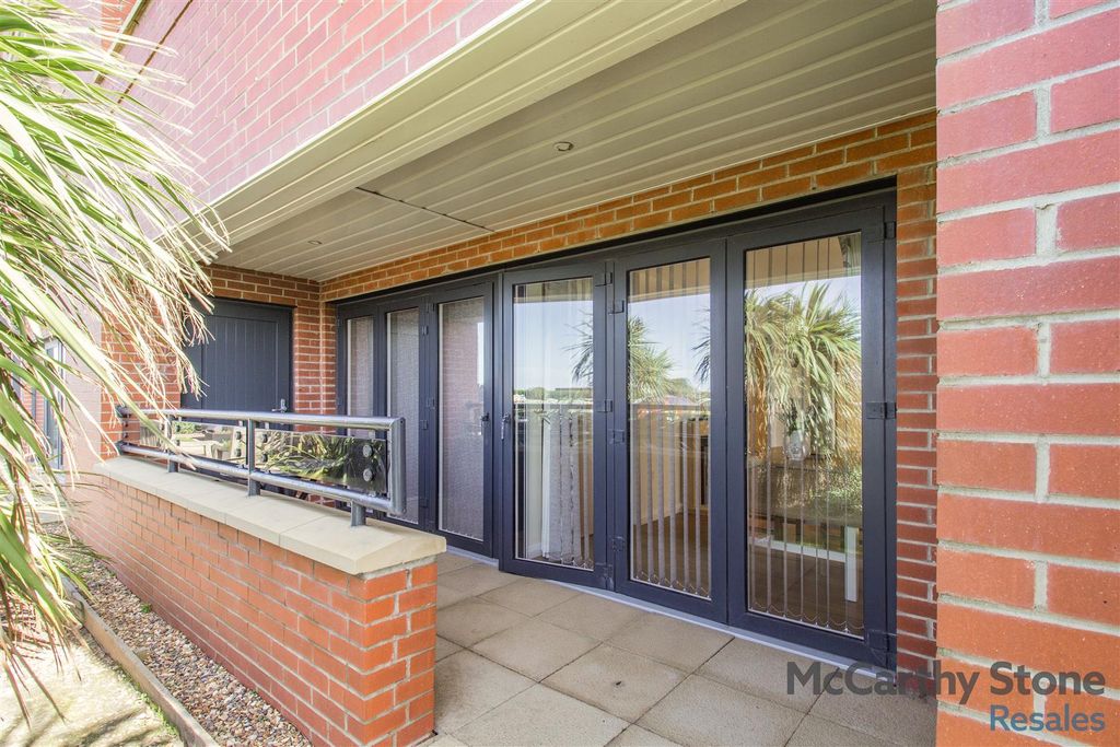 2 bed flat for saleOrchid Court, 35-37 South Promenade, Lytham St. Annes FY8