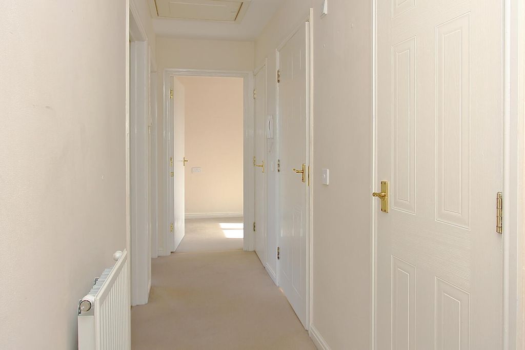 2 bed flat for saleColebrook Way, Andover SP10 photo 2