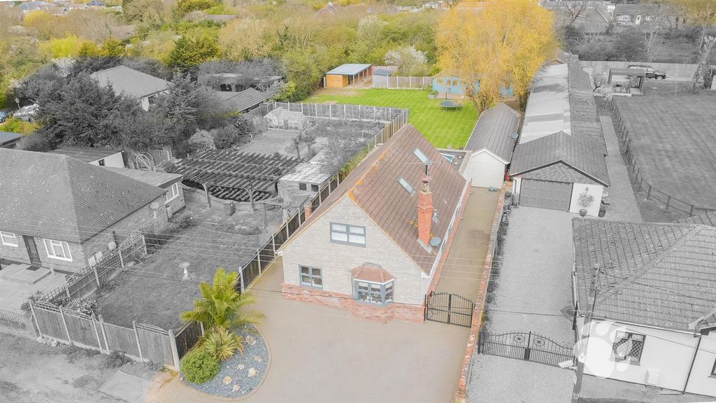 4 bed chalet for saleClarence Road, Bowers Gifford SS13