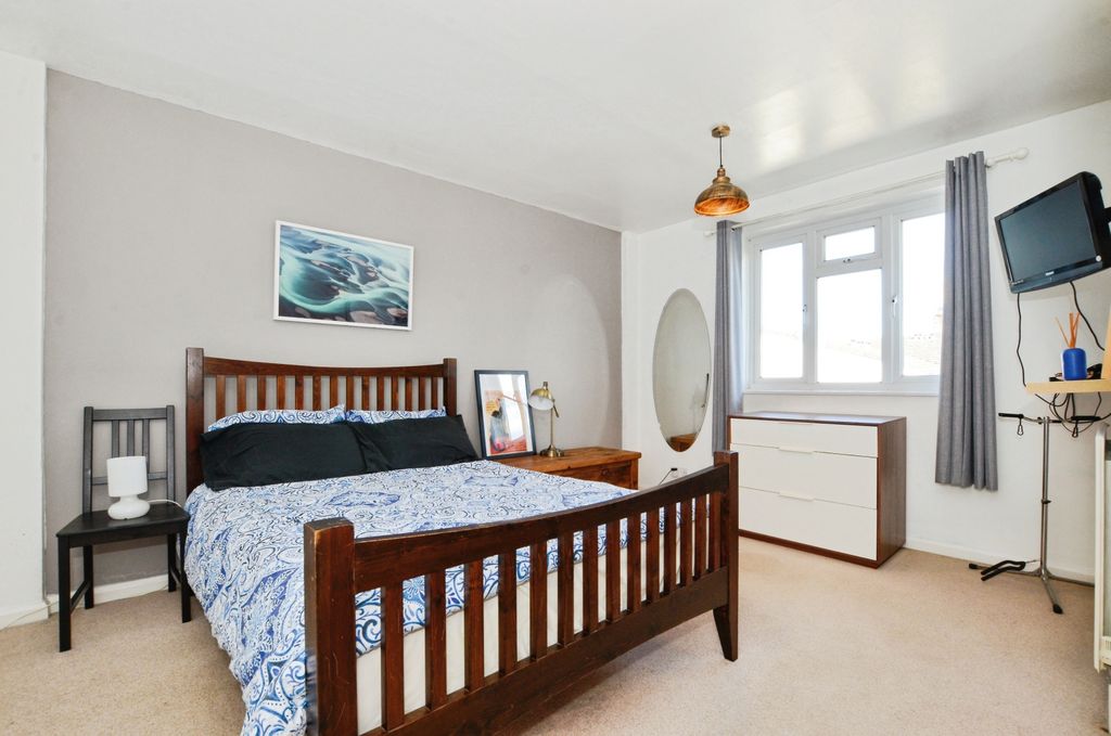 Additional image 7 of 2 bed flat for saleShirley Road, Abbots Langley WD5