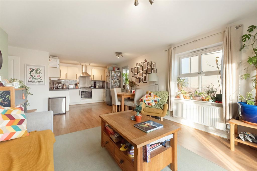 2 bed flat for saleRoving Close, Andover SP11 photo 3